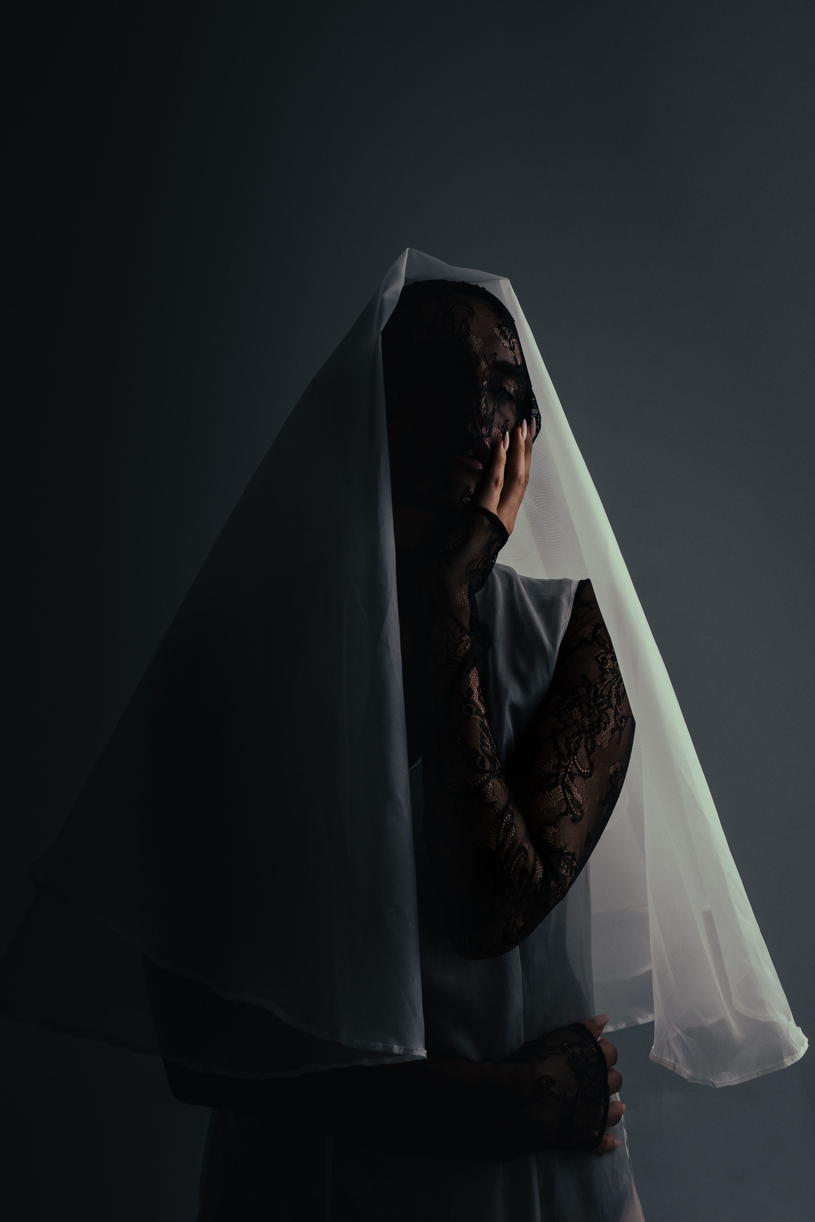 Silhueta de mulher com véu — a queda da projeção na psicologia analítica junguiana