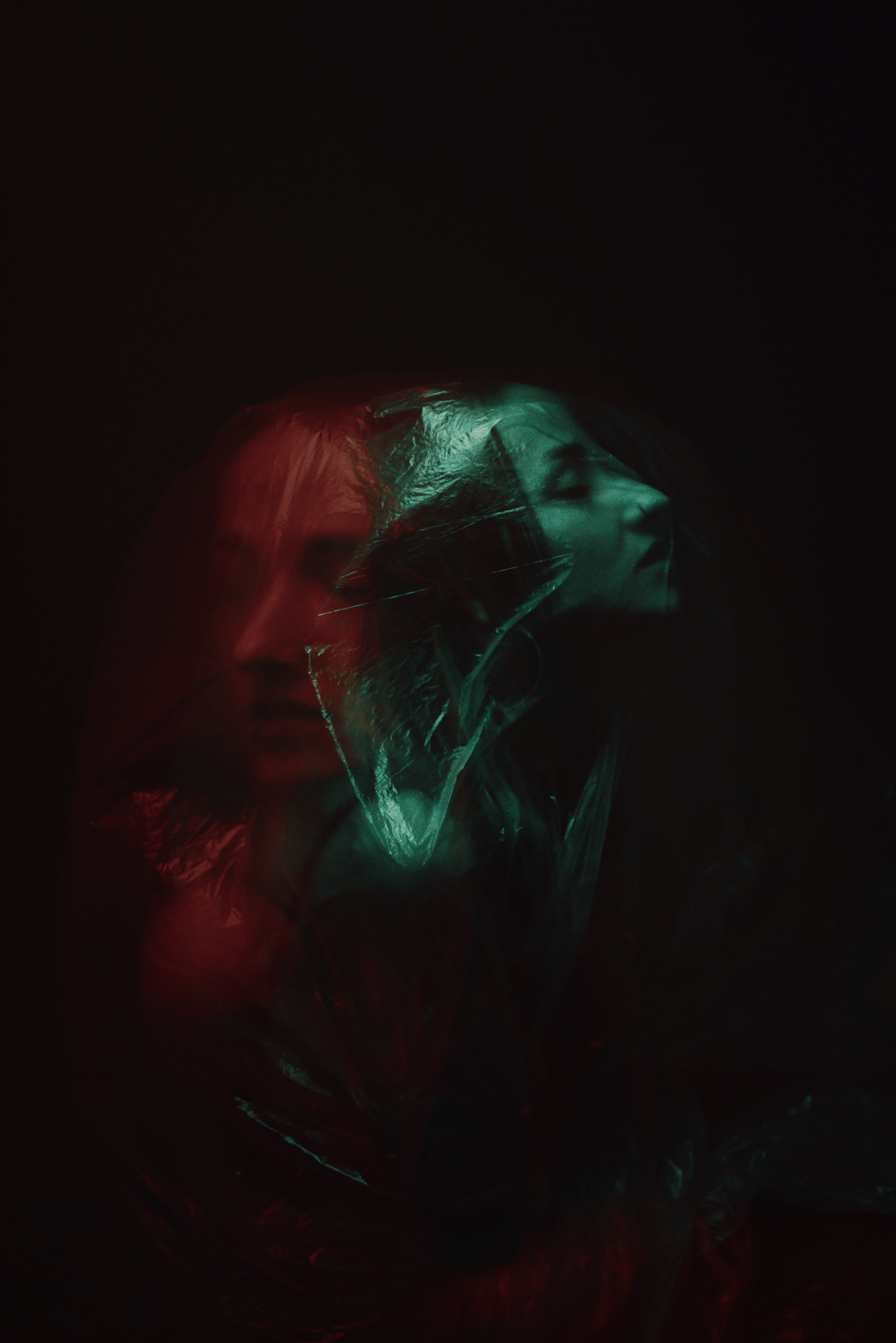 Mulher em dupla exposição com iluminação escura — a projeção como filtro na psicologia analítica